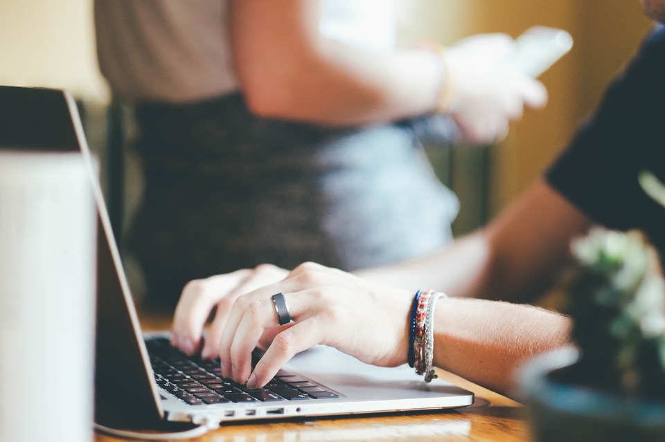 internaute qui recherche les meilleurs sites de produits gratuits